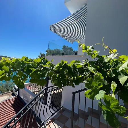 Sunny Right By The Sea 公寓