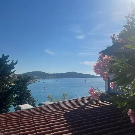 Sunny Right By The Sea *