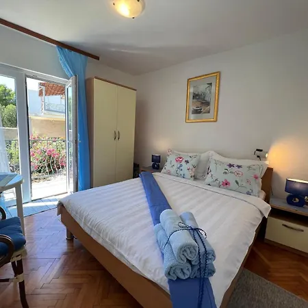 Sunny Right By The Sea *