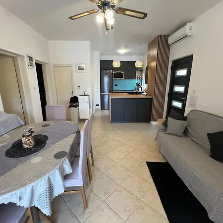 Sunny Right By The Sea 公寓