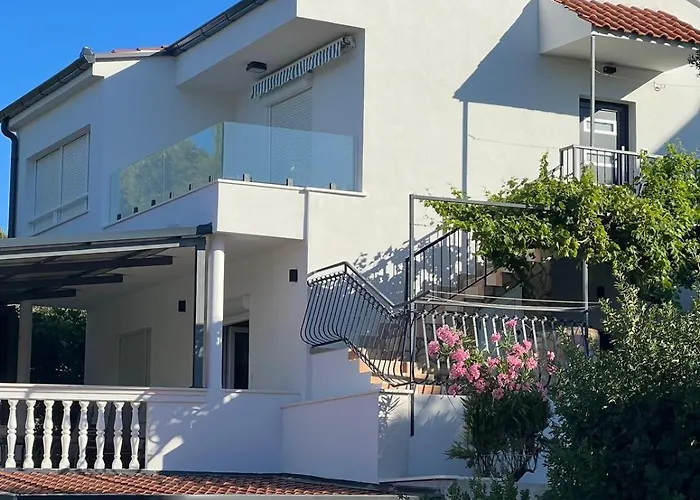 Sunny Right By The Sea *