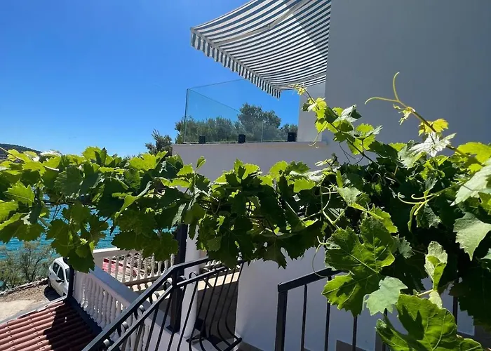 Sunny Right By The Sea Apartament