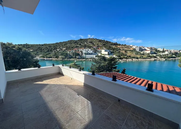 Sunny Right By The Sea *